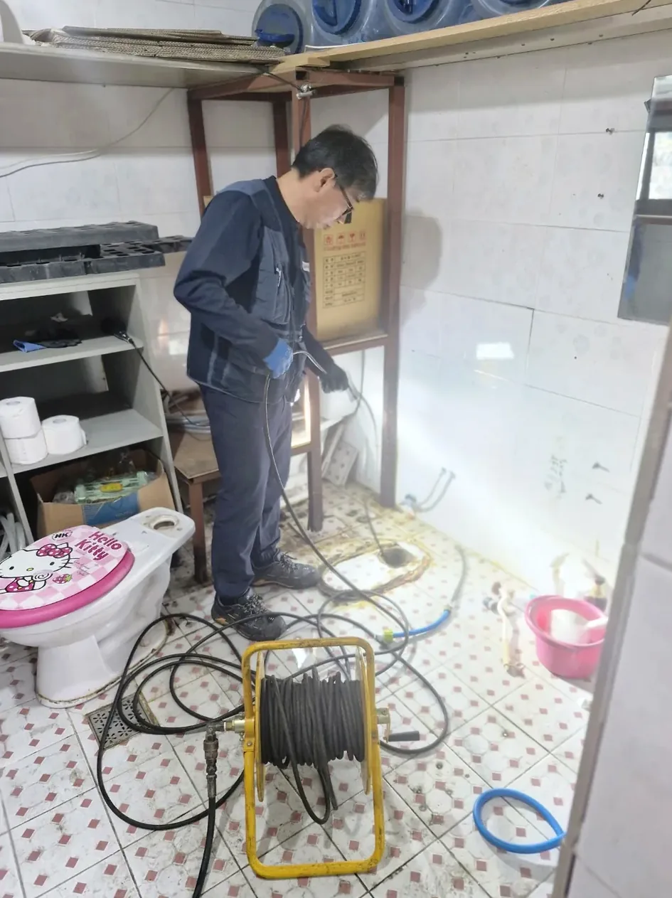 은평구 맨홀과 외부 관로 연결 상태를 살펴보는 작업자료